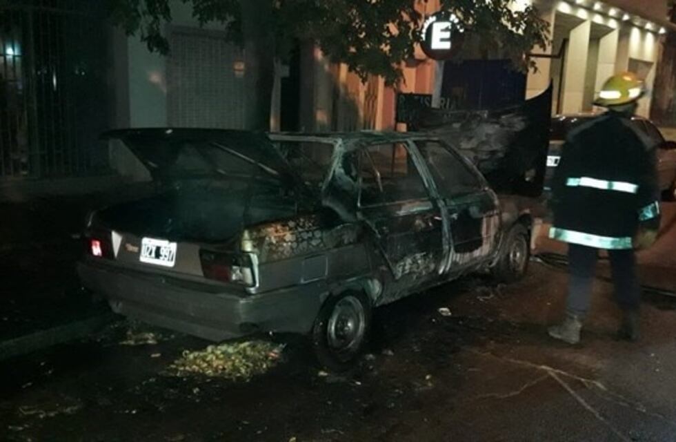 Bahía Blanca: incendio de dos autos durante la madrugada