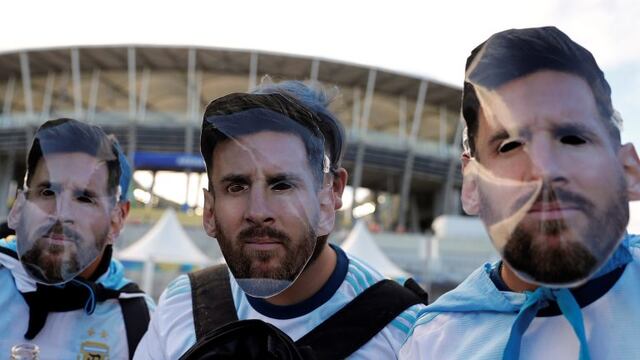 Hinchas argentinos con caretas de Messi (Foto: AP/Natacha Pisarenko).