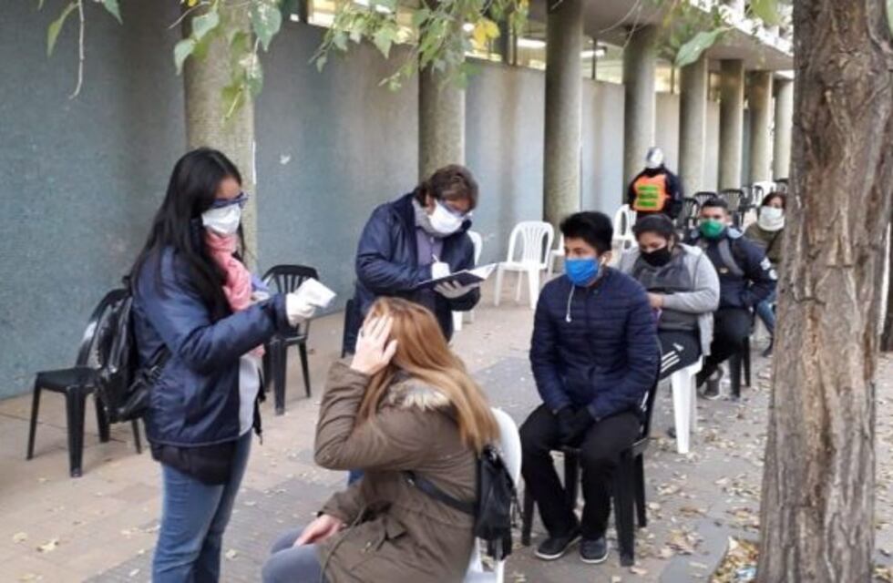 Salieron a la calle a tomar la temperatura de los vecinos que hacen cola en los bancos