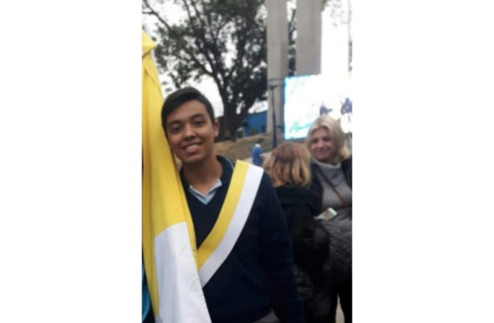 Acto solidario: venden rifas para ayudar a Enzo Reynaga, estudiante tucumano