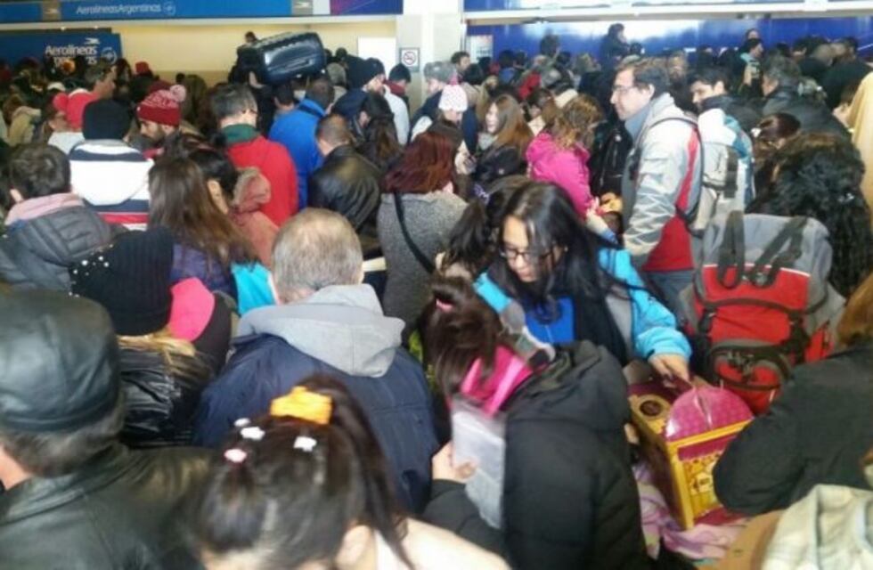 Cientos de pasajeros quedaron demorados en el aeropuerto de Bariloche por la intensa nevada