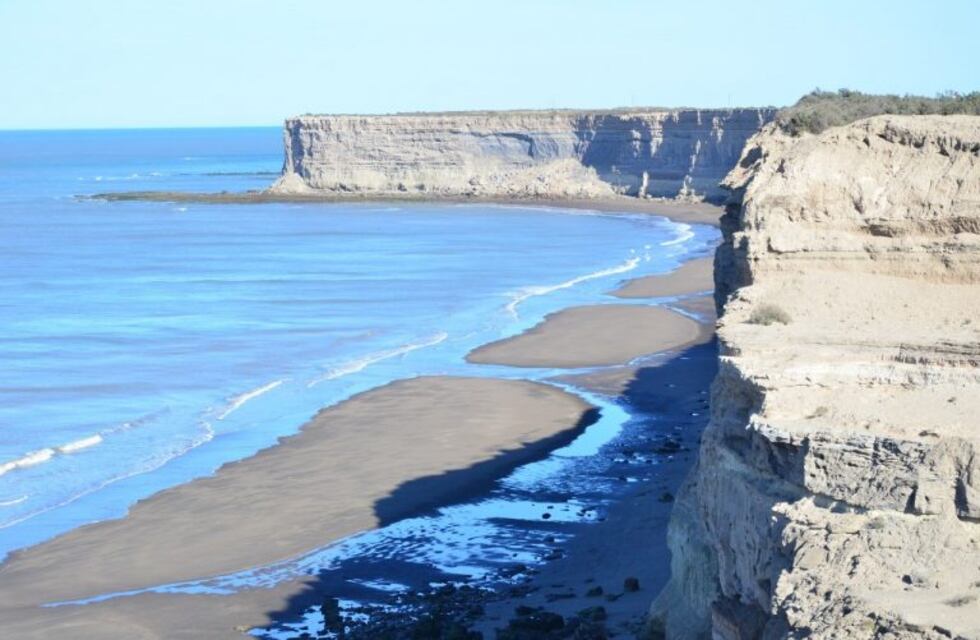 Alerta en Río Negro por posibles derrumbes en acantilados costeros