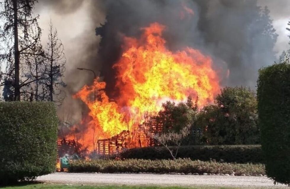 Voraz incendio en la bodega Norton