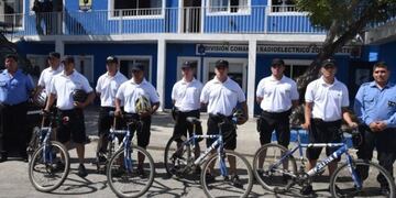 Policías patrullan las playas utilizando bicicletas todo terreno