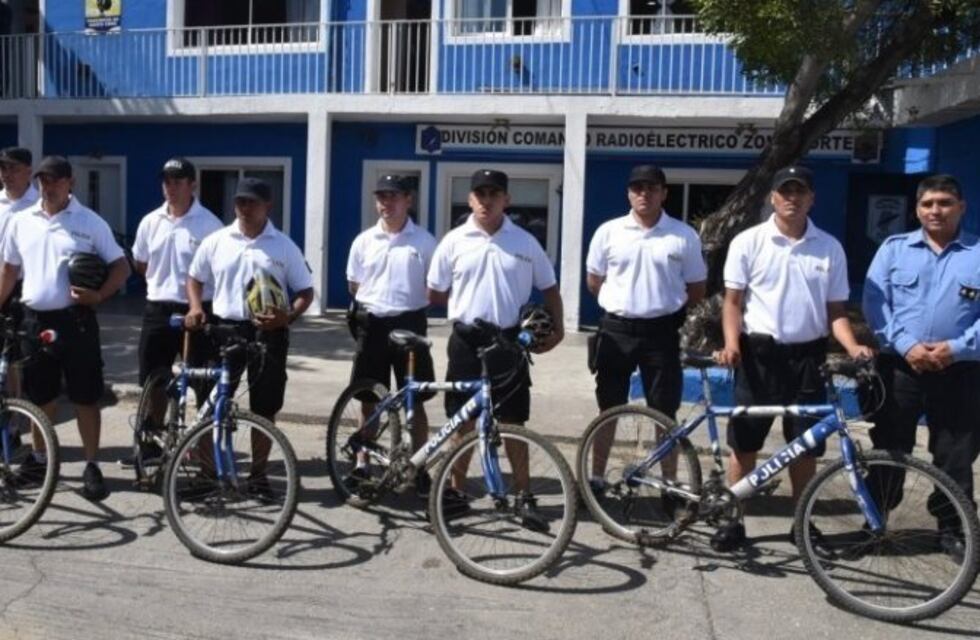 Policías patrullan las playas utilizando bicicletas todo terreno