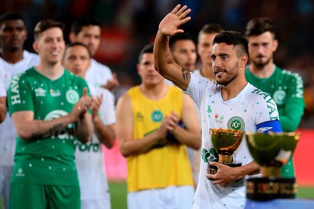 El encargado de levantar el trofeo fue Alan Ruschel, capitán del equipo y único futbolista superviviente del accidente. Foto: AFP