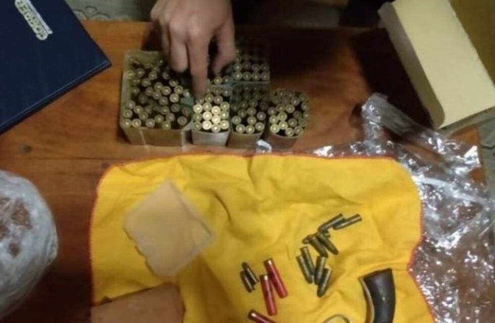 Lo denunciaron por amenazas y cuando lo detuvieron le hallaron armas y explosivos