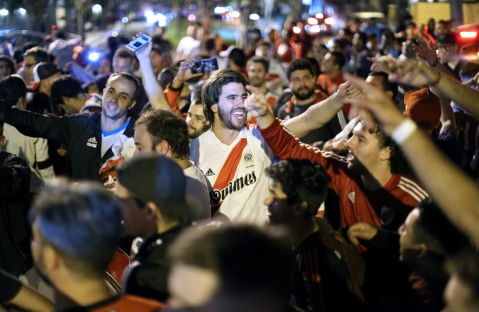 Cientos de hinchas de River ya copan Lima y se ilusionan con la final de la Copa Libertadores