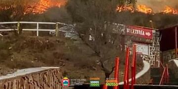 Incendio en el cerro Pan de azúcar de Cosquín\u002E (Foto: Radio Pueblo / Municipalidad de Cosquín)\u002E