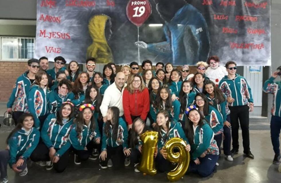 Gran gesto: recordaron a su compañero fallecido en la bandera de egresados