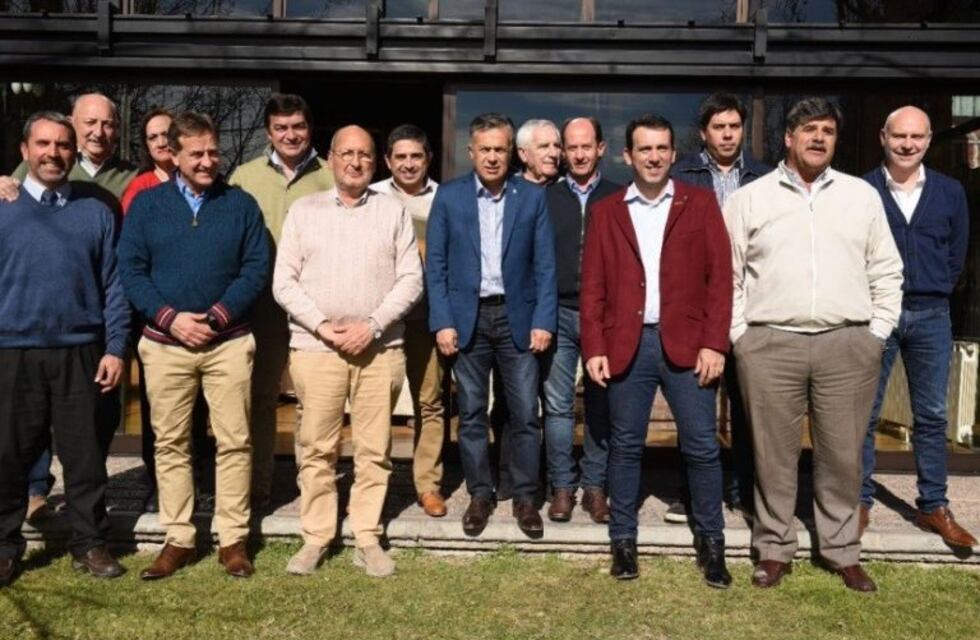 Cornejo reunió a los jefes comunales y analizó el presente de Mendoza