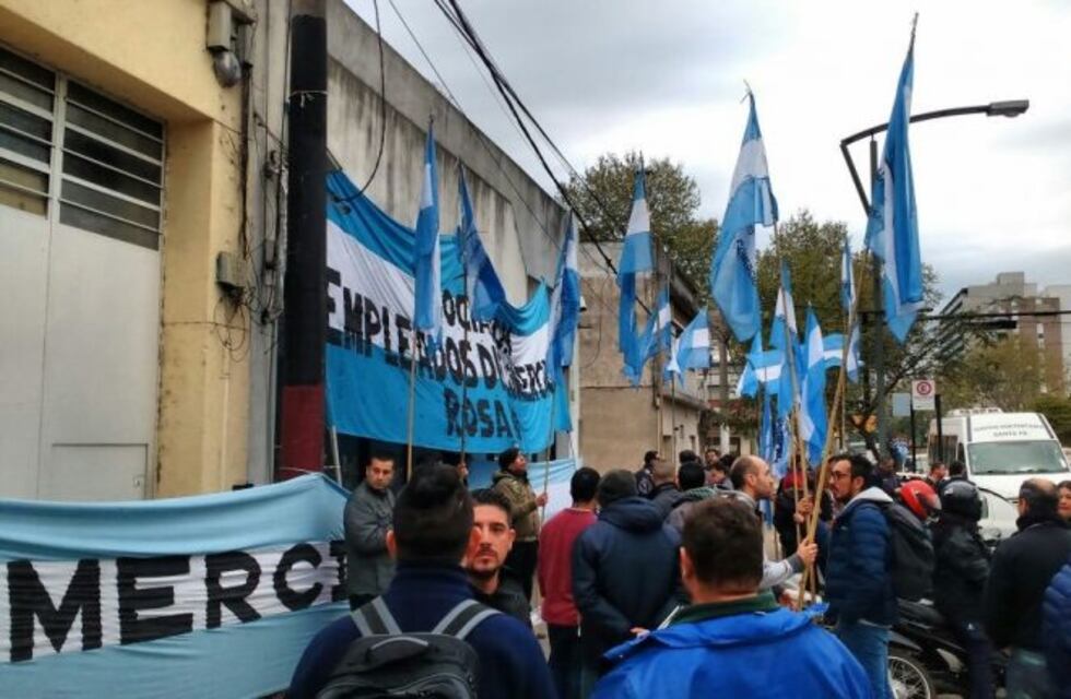 Reclaman la incorporación de tres empleados despedidos de una distribuidora en barrio Echesortu