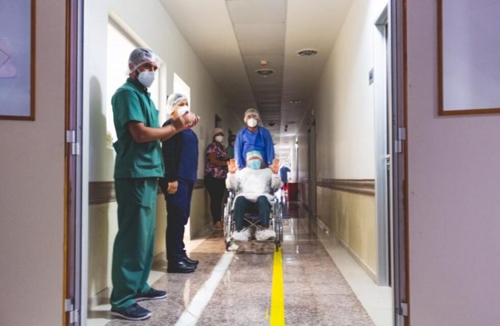 Emocionada, la última paciente con coronavirus, abandonó el Hospital Interdistrital