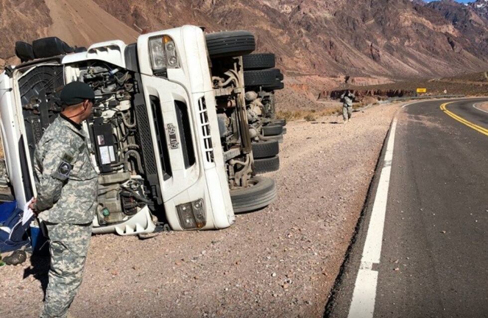 Alta Montaña: volcó un camión en la ruta 7 a la altura de Punta de Vacas