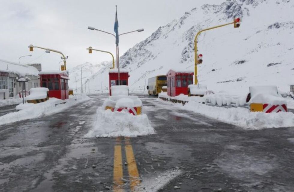 Continúa cerrado el Paso Cristo Redentor y ya son 400 los camiones que esperan para pasar