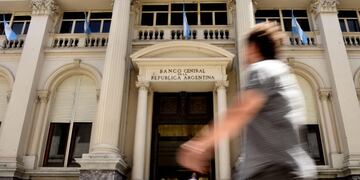 AME1054\u002E BUENOS AIRES (ARGENTINA), 10/02/2020\u002E- Vista general del frente de Banco Central de Argentina, este lunes, en Buenos Aires\u002E El Ministerio de Economía de Argentina realiza una nueva licitación de bonos del Tesoro, en medio de la delicada situación de endeudamiento del país\u002E EFE/ Fabián Mattiazzi