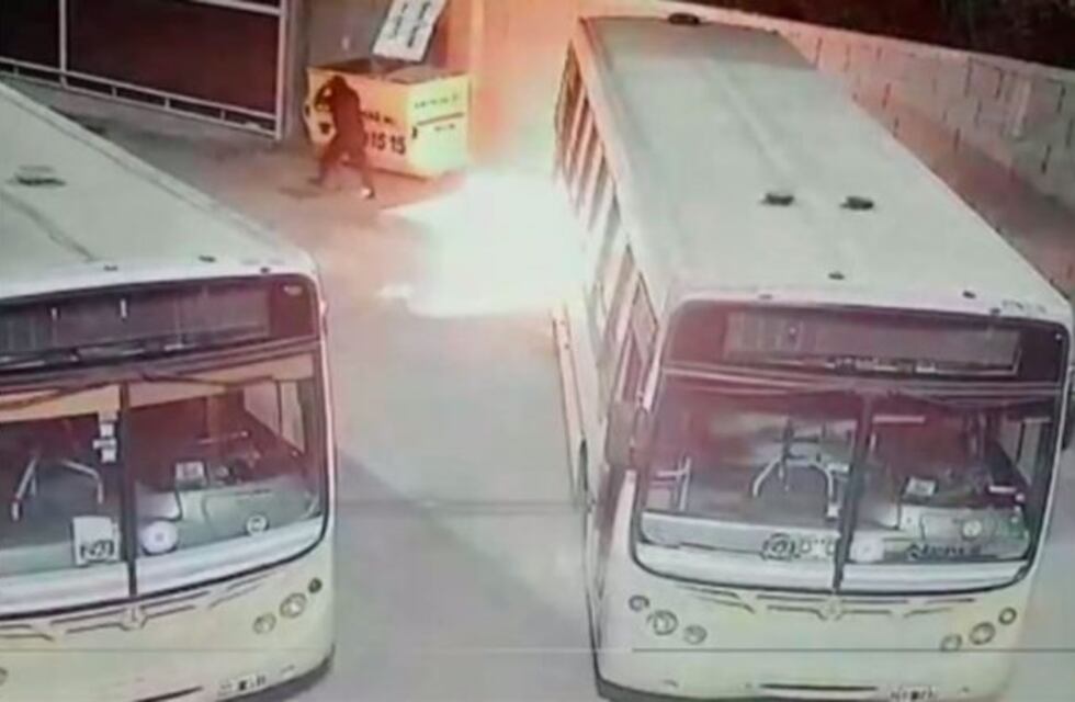Video: así quemaron un colectivo de Coniferal