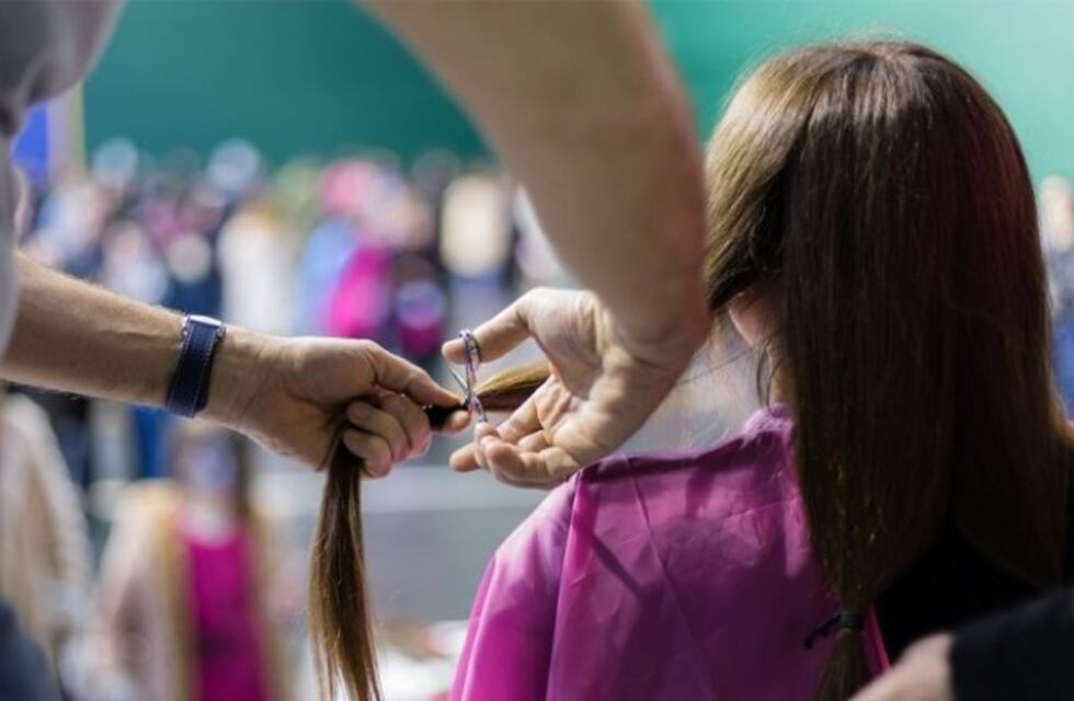 Hacete un corte de pelo y colaborá con una escuela y el Hospital de Carlos Paz