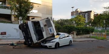 Así quedaron el camión y el auto después del accidente\u002E