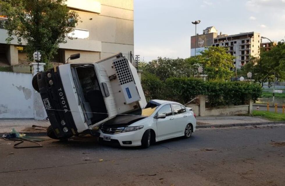 Intentó transitar por una subida, no pudo y se dio vuelta contra un auto