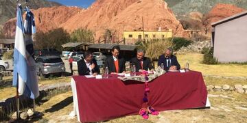 El CEO de Samsung Argentina, Sr\u002E Sang Jik Lee; el gobernador Gerardo Morales y el CEO de New Brick, Ezequiel Escobar