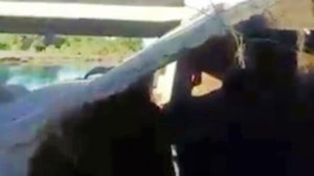 Tras el desborde del arroyo Seco se produjo un importante socavu00f3n en el puente de la autopista Rosario-Buenos Aires.