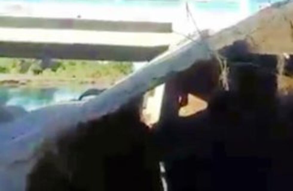 Tras el desborde, el puente sobre el arroyo Seco en la autopista sufrió importantes daños