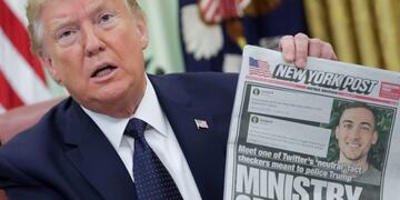 FILE PHOTO: U\u002ES\u002E President Donald Trump holds up a front page of the New York Post as he speaks to reporters while discussing an executive order on social media companies in the Oval Office of the White House in Washington, U\u002ES\u002E, May 28, 2020\u002E REUTERS/Jonathan Ernst/File Photo