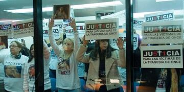 Varias personas portan carteles en los que se lee \