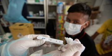 AME9951\u002E ALTO ALEGRE (BRASIL), 01/07/2020\u002E- Personal de una brigada militar de salud revisa a niños del pueblo yanomami este miércoles, en la región de Surucucu, municipio de Alto Alegre, estado Roraima (Brasil)\u002E El coronavirus se ha adentrado en la mayor tierra indígena de Brasil y amenaza a los históricos guardianes de la Amazonía\u002E Tras siglos de lucha, el pueblo yanomami se enfrenta ahora a un \