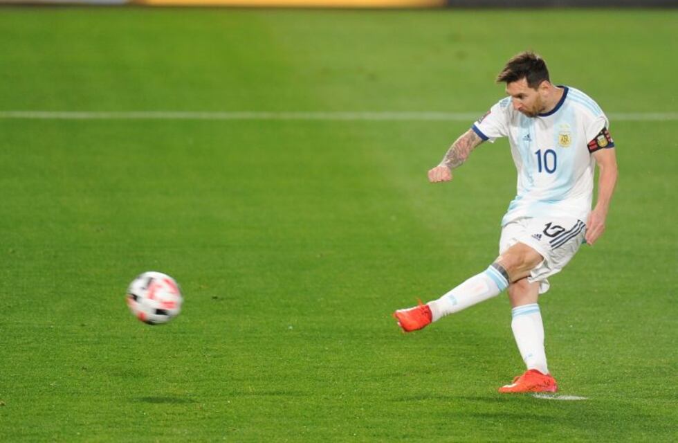 Con un gol de penal de Messi, Argentina le ganó 1-0 a Ecuador por las Eliminatorias