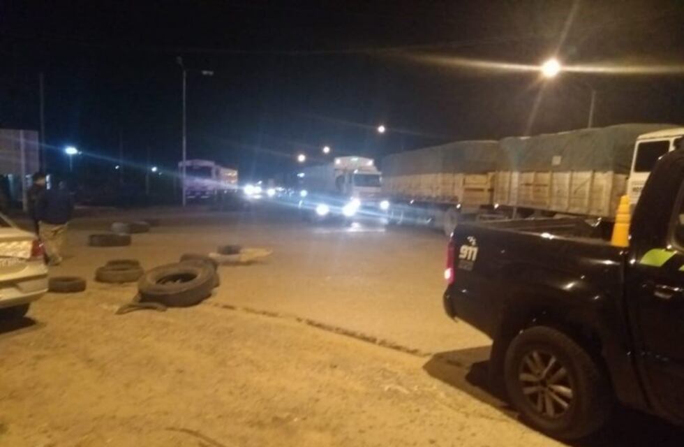 La provincia amaneció con múltiples protestas en rutas por un paro de transportistas