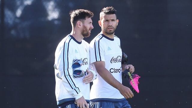 El futbolista argentino Lionel Messi (i) conversa con su compau00f1ero Sergio Agu00fcero (d) durante un entrenamiento hoy, lunes 13 de junio de 2016, en los campos Starfire Sports de Seattle, Washington (EE.UU.). Argentina enfrentaru00e1 este martes a Bolivia en un p