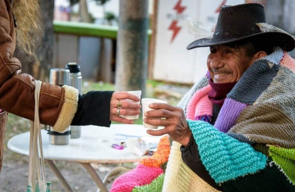 Frió cero: solicitan la donación de abrigos y mantas para entregar a las personas en situación de calle