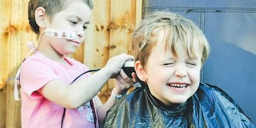 Oisín tiene seis años y lanzó una campaña para ayudar a su amiga Lulú, que tiene cáncer