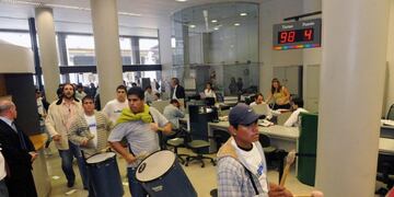 24-04-09 Paro bancario en el microcentro Paro_BAncarios_Ribas_2_55833\u002Ejpg - Télam Buenos Aires 24/04/2009\r\n Los empleados afiliados a \r\nla Asociación Bancaria realizan hoy un paro de actividades en \r\nreclamos de mejoras salariales, aunque pagan los haberes \r\njubilatorios\u002E \r\nFoto: Paula Ribas/Télam/jcp buenos aires protesta huelga de bancarios manifestacion empleados trabajadores bancarios reclamo mejoras salariales