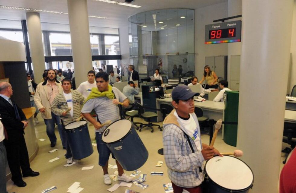 Tras los paros, los bancarios cerraron la paritaria en 15%