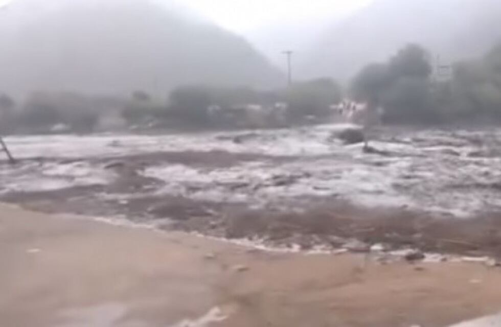 Dos mujeres se salvaron de una crecida subiéndose al techo del auto en que viajaban