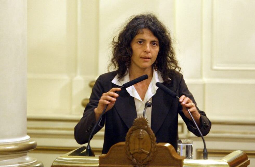 Un fiscal pide que la ex secretaria de Medio Ambiente vuelva al país para ser juzgada