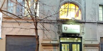 En la madrugada realizaron pintadas y prendieron cubiertas en la puerta de la escuela de los hijos de Javier Pinola\u002E