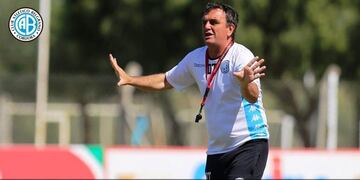 Paren la mano muchachos, parece decir Diego Osella\u002E El técnico fue muy autocrítico por la derrota con el Decano\u002E