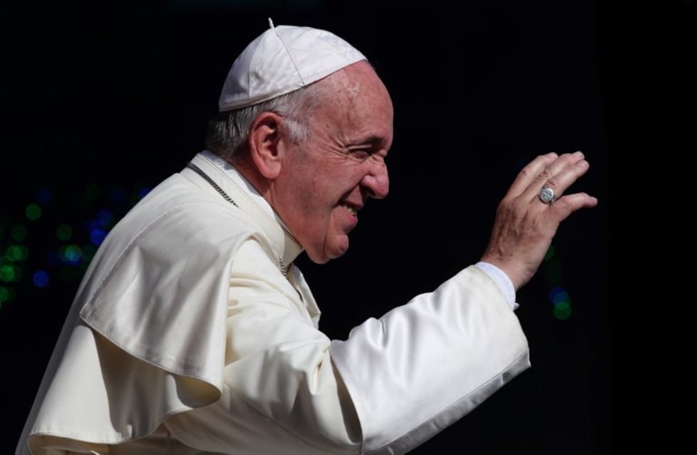 Francisco aseguró que "nadie se salva solo" de la pandemia y donó 30 respiradores