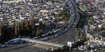 Handout picture released by Argentina's Presidency showing an aerial view of vehicles queueing at a checkpoint where permissions must be presented, on the Buenos Aires-La Plata Highway in Buenos Aires, on July 1, 2020, after virus lockdown measures against the spread of the novel coronavirus, COVID-19, were tightened\u002E (Photo by MARIA EUGENIA CERUTTI / Argentinian Presidency / AFP) / RESTRICTED TO EDITORIAL USE - MANDATORY CREDIT \