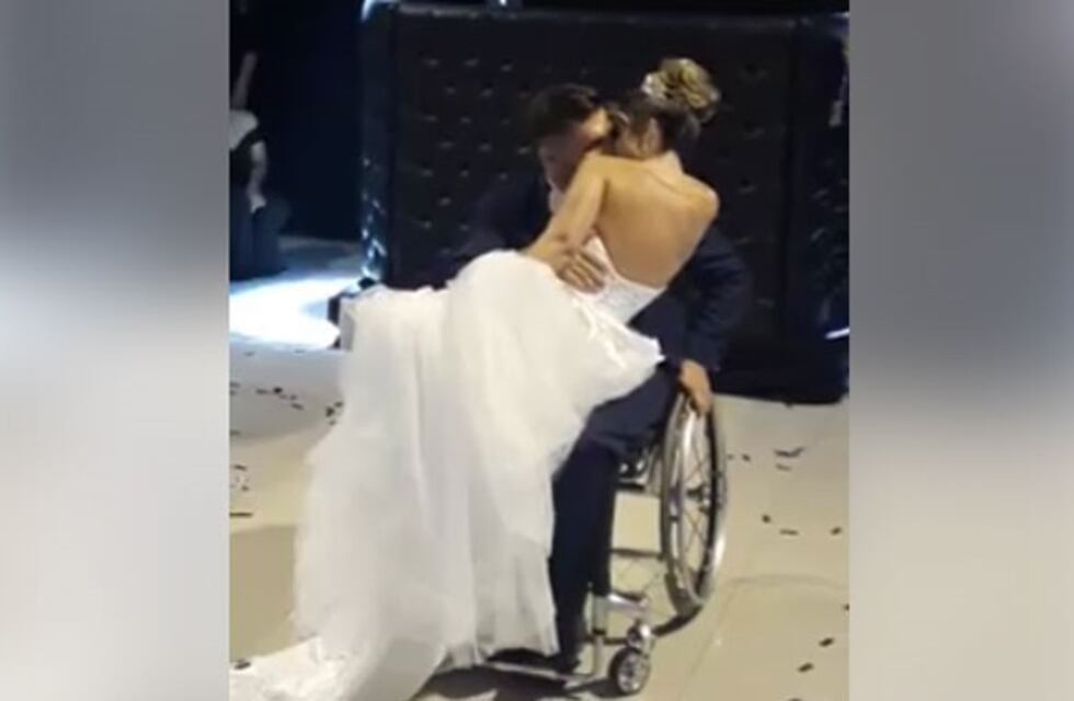 Novio paralítico sorprendió a su amada y bailó en la boda
