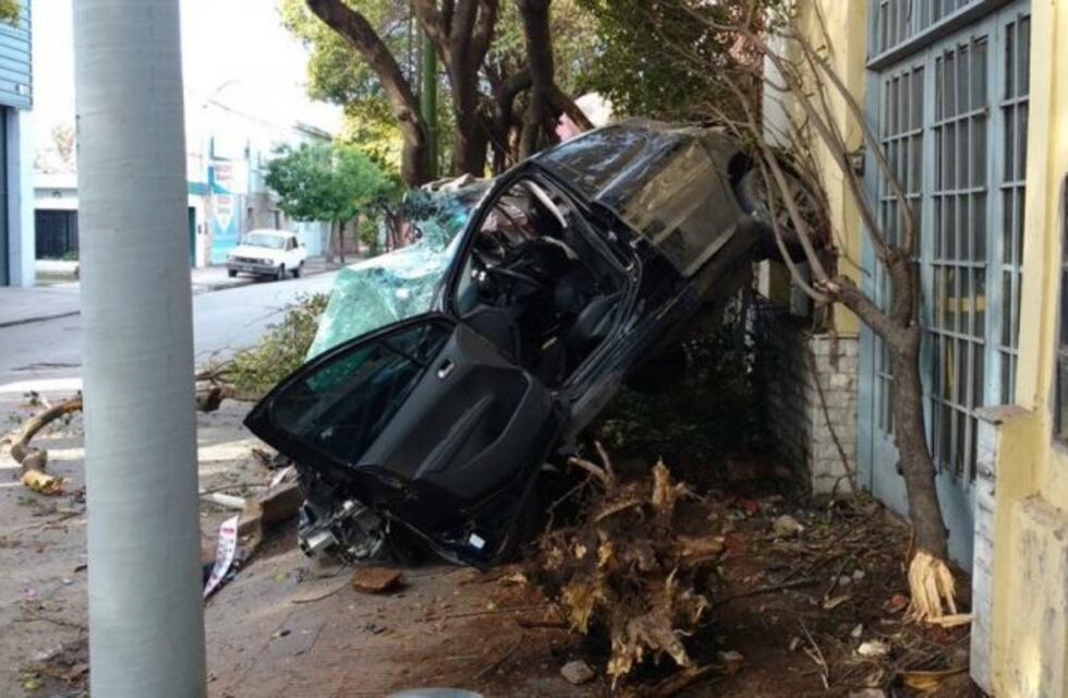 Murió automovilista al chocar contra una casa en barrio Talleres