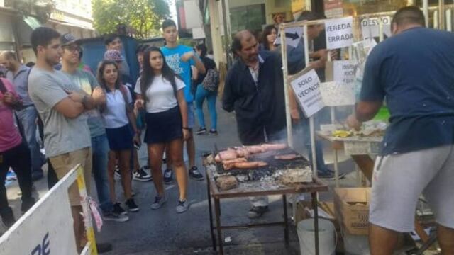 Manteros y choripanes en la peatonal ante el paro de los municipales.