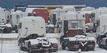 Más de 200 camiones esperan bajo la nieva poder pasar hacia Chile\u002E