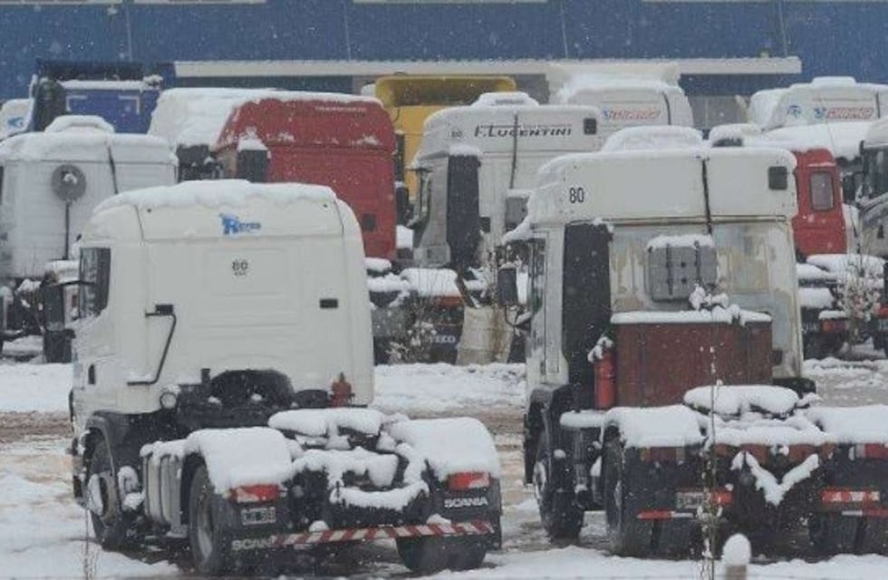 Hay más de 200 camiones varados sin poder pasar hacia Chile