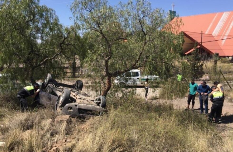 Rescataron a una mujer que quedó atrapada en su auto tras un vuelco