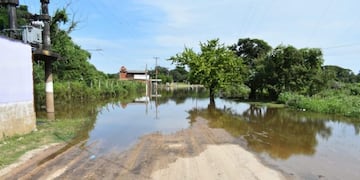 Los caminos vecinales comienzan a anegarse con la crecida de los ríos y los vecinos todavía pueden tomar alternativas\u002E
